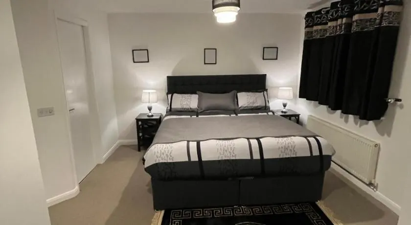 Tardis Townhouse - Spacious and Comfortable - Image 1