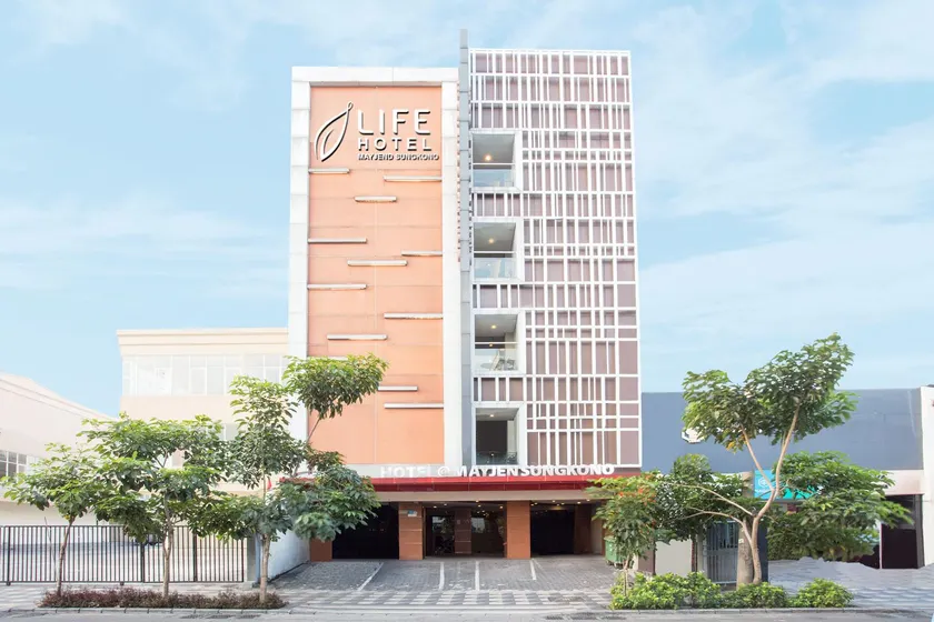Life Hotel Mayjend Sungkono Surabaya - Image 1