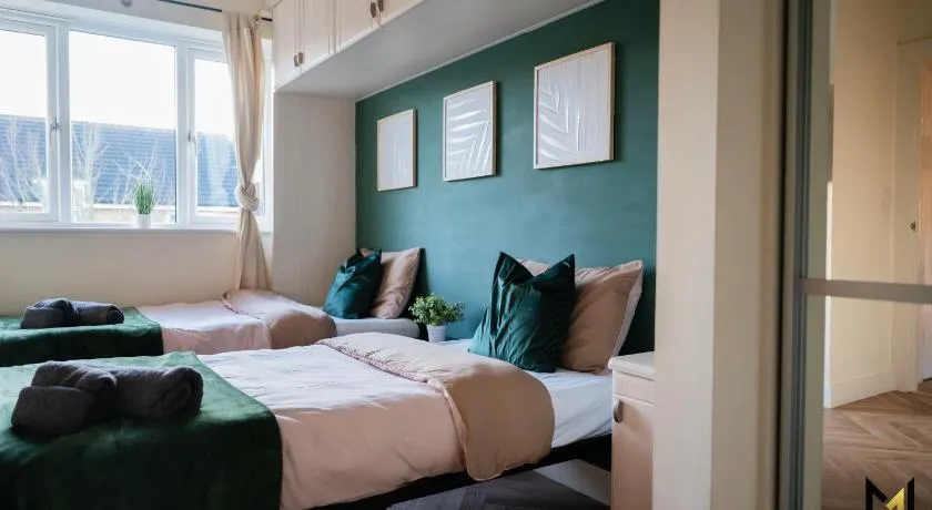 'Nomadic Nest' 2-Bed Executive Coach House + Free Parking! - Image 1