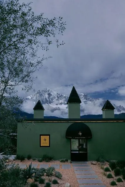 ShuHe Old Town LinQiGuYin Panoramic Snow View Hotel and Gallery - Image 1