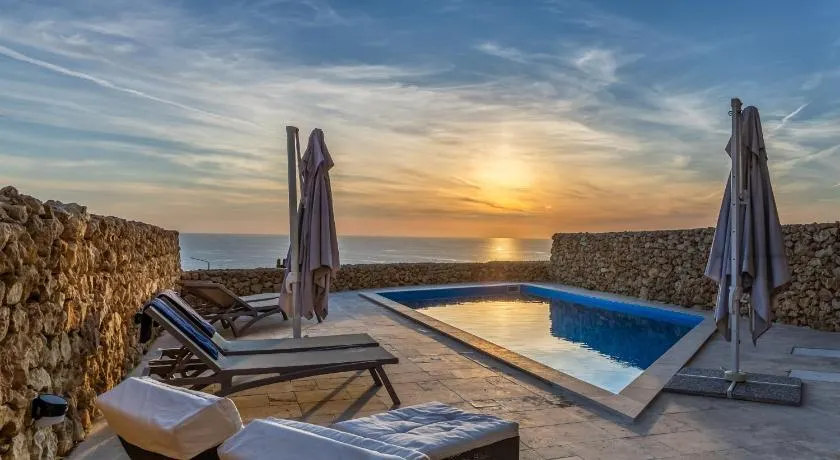 Dwejra Peak Apartment with Private Pool - Image 1