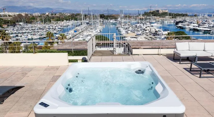 ROOFTOP -Vue port, 4 pers, climatisé, terrasse, jaccuzi, parking - Image 1