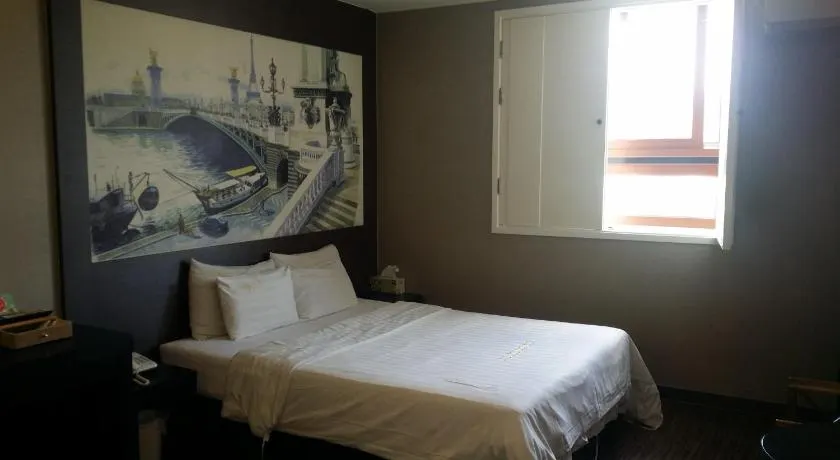 Rampart Hotel - Image 1