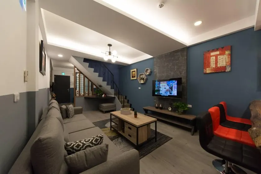10-Person Private House in Central and Western District - Image 1