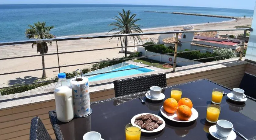 Modern og luksus feriehus  med fælles pool i Denia, på Costa Blanca, Spanien med plads til 4 personer - Image 1