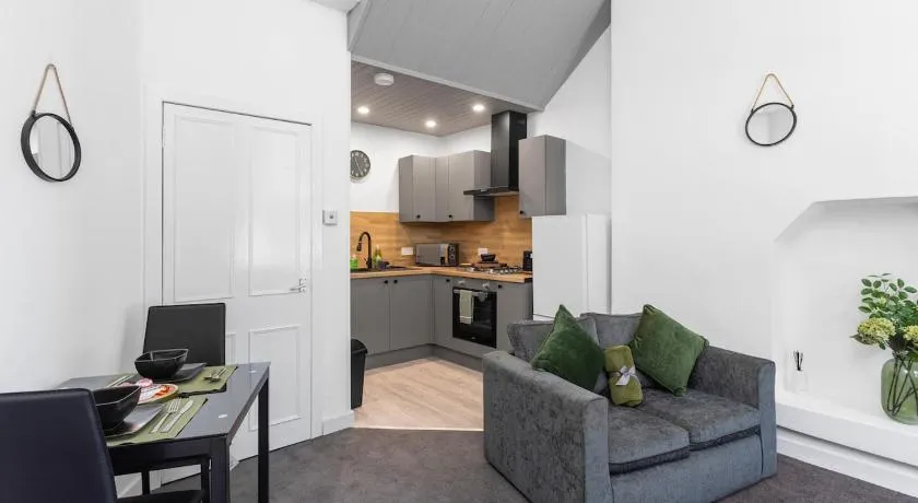 Sleek Canalside Stay in Edinburgh - Image 1
