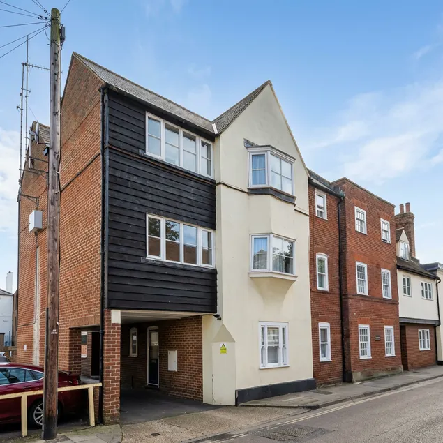2BR Apartment in the Heart of Canterbury - Image 1