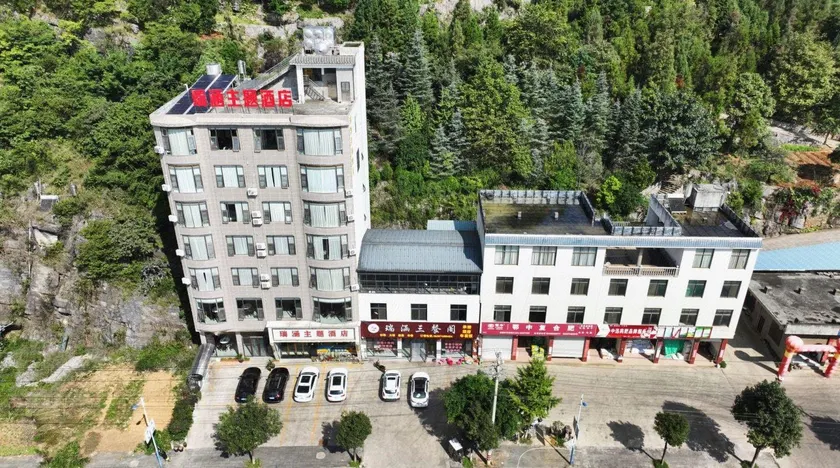 Ruihan Theme Hotel - Image 1