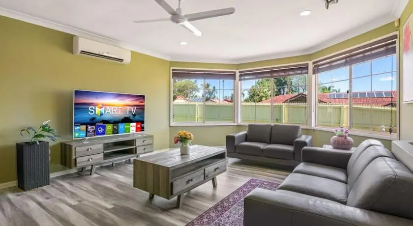Spacious 4BR family retreat near mall at Forest Lake - Image 1