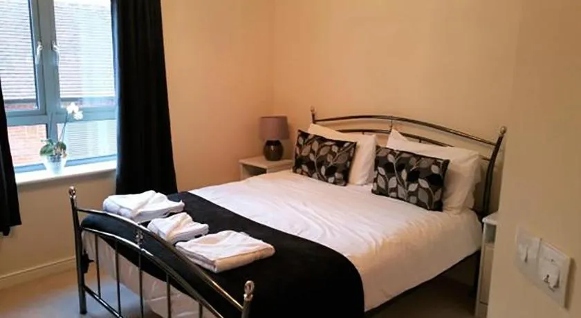 Oxford Central 2 Bed 2 Bath Modern Apt Free Parking Walk to Train , Bus and University - Image 1