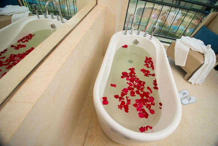 Pinnacle Art Hotel - Image 1