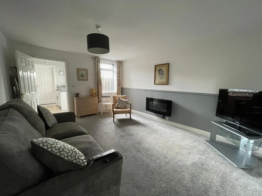 Cosy & Comfortable Apt w/Parking - Image 1