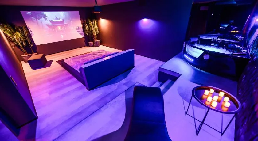 Jacuzzi Cinema Shibui 5 - Image 1
