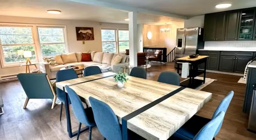 Pocono Mountain Escape - Steps to Lake- Hot Tub - Games- 9 Mins to Ski Slopes! - Image 1
