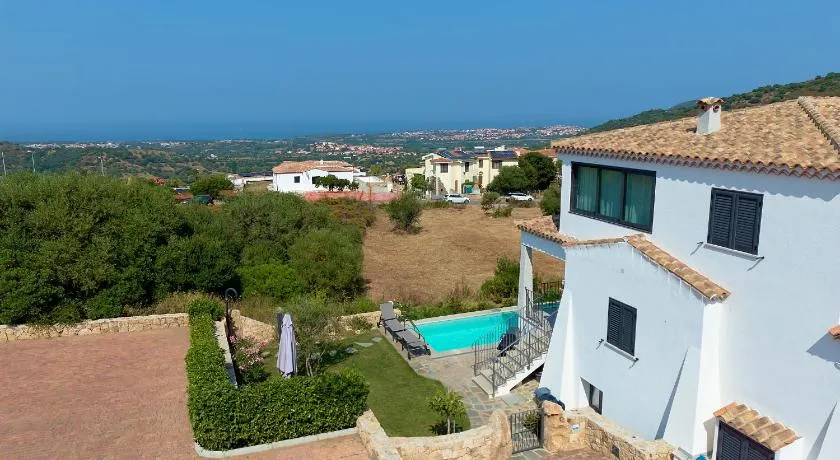 Villa con piscina Vista mare 12 posti letto by budoni affitti - Image 1