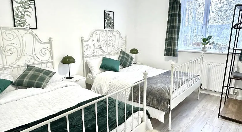4B4B Entire House Sleeps 11 Driveway Parking near Coventry University and City Centre - Image 1