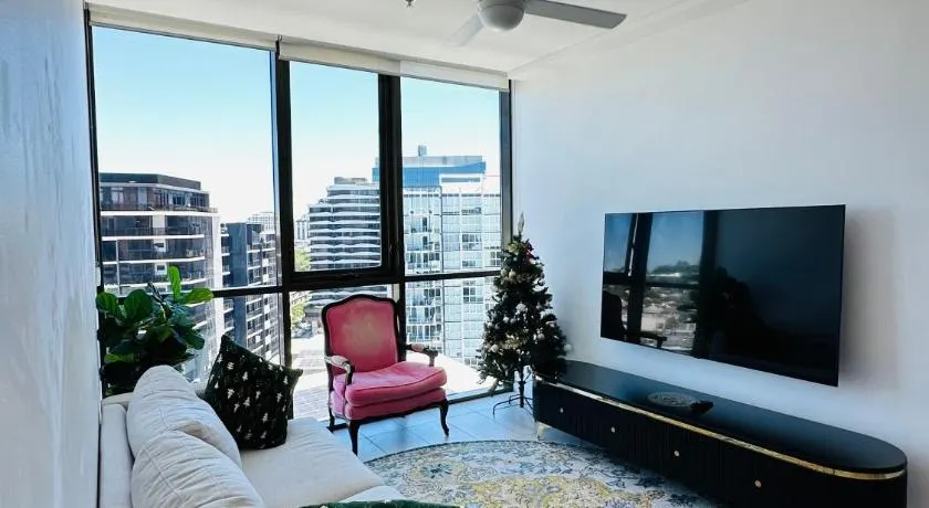 Newstead Apartment with Pool, Gym & Parking - Image 1