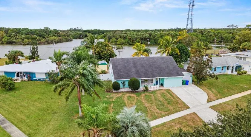 Lakehouse with Sunsets, Private Pool and Jacuzzi, 1Mi to Indian River Lagoon - Image 1