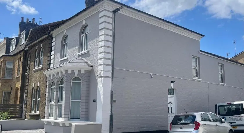 The Lux Ville, Stunning 6 Bedroom Home in London - Image 1