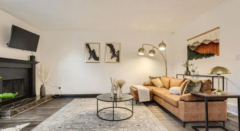 Stylish Townhouse Retreat - 15 min to DT - Image 1