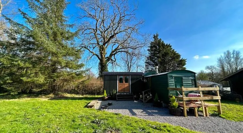 Shepherds Hut in enclosed field - Image 1