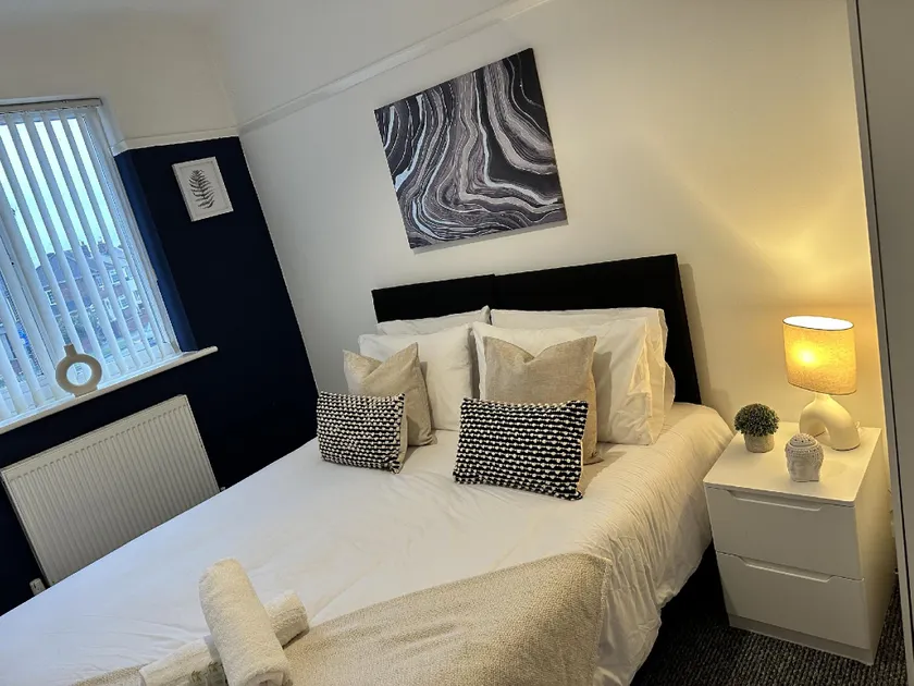 Charming Apartment Near Broad Green Hospital - Image 1