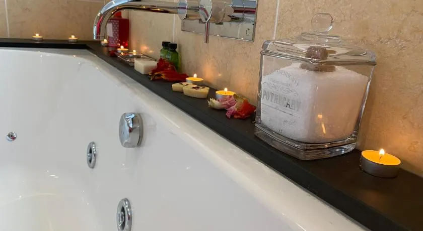 The Penthouse Bowness Tranquil Loft Jacuzzi Bath & Complimentary Cascades Spa Membership - Image 1