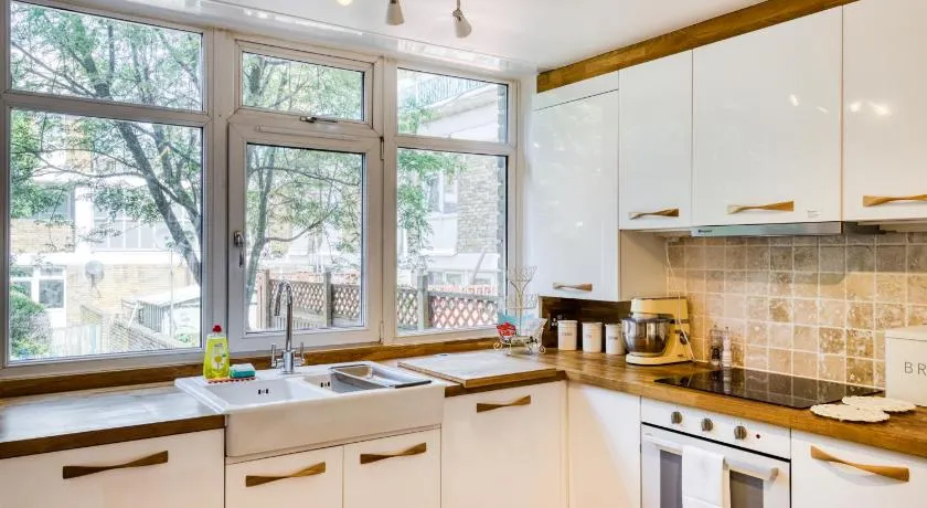 Homely 4 Bedroom House in Brixton - Image 1