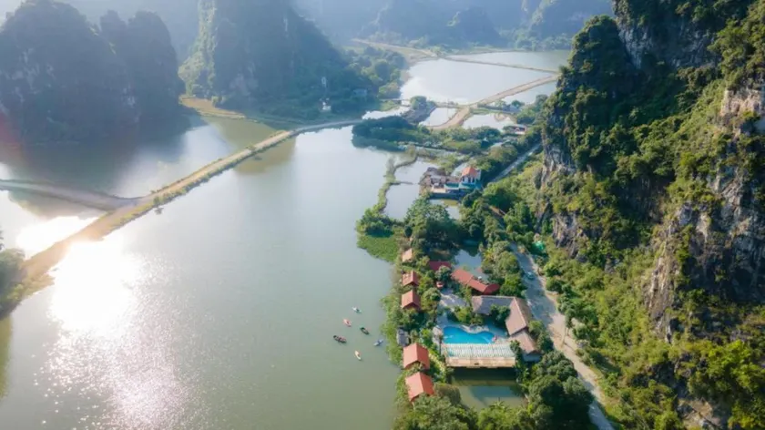 Xuan Son Lakeside Bungalow - Image 1
