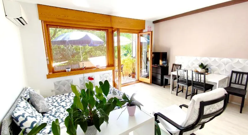 Free parking, Balcony, near to city park - Image 1