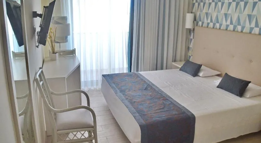 Ouril Hotel Julia - Image 1