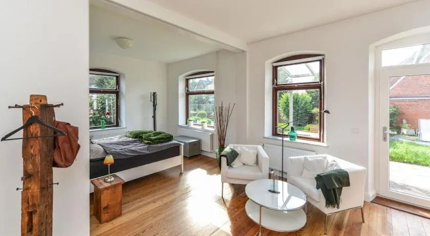 Kanalvilla - Urlaub am Nord-Ostseekanal - zwei Ferienwohnungen im Angebot- eine im Dachgeschoss und eine Wohnung mit Garten - Image 1