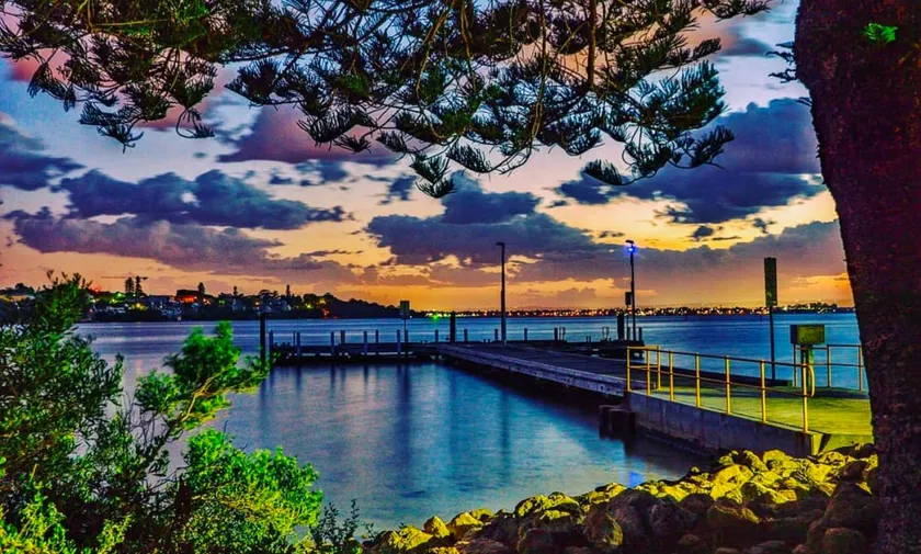 Affordable long Term Stay Queen Size Bedroom Near City University Fremantle - Image 1