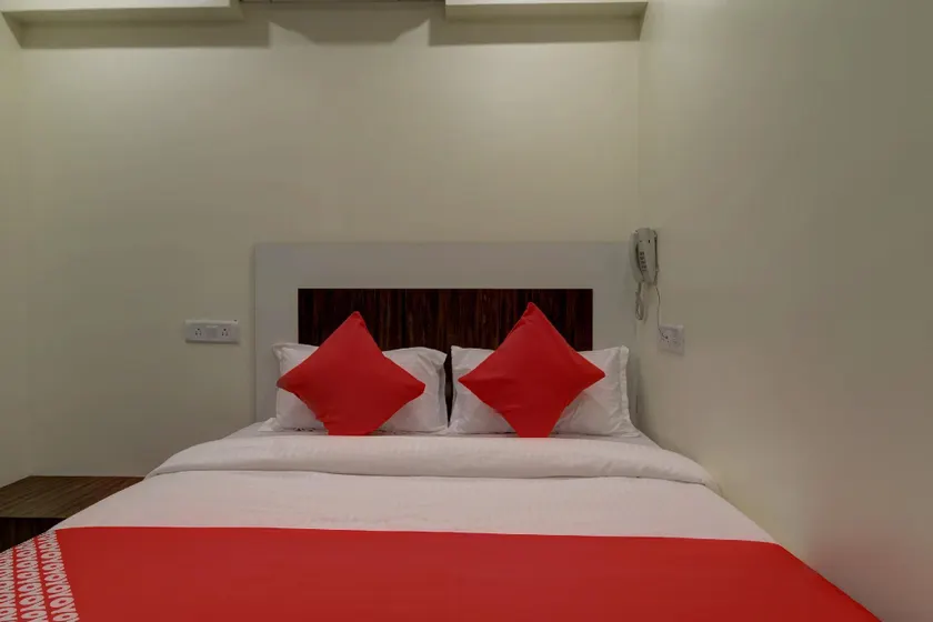 OYO 60742 Hotel White Star - Image 1