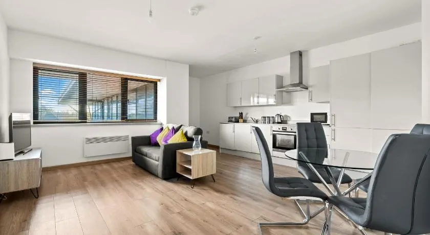 The Quadrant Apartments - Free Parking - Near M4 J16 - By Hamilton Grace - Image 1