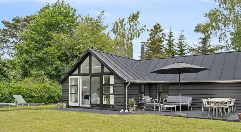 Newly Renovated Holiday Home Near The Beach - Image 1