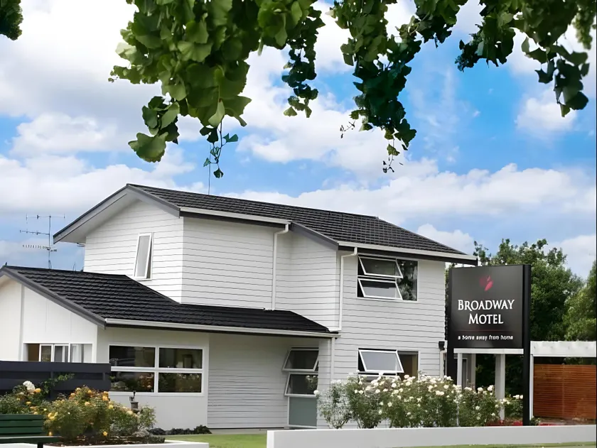 Broadway Motel & Miro Court Villas - Image 1