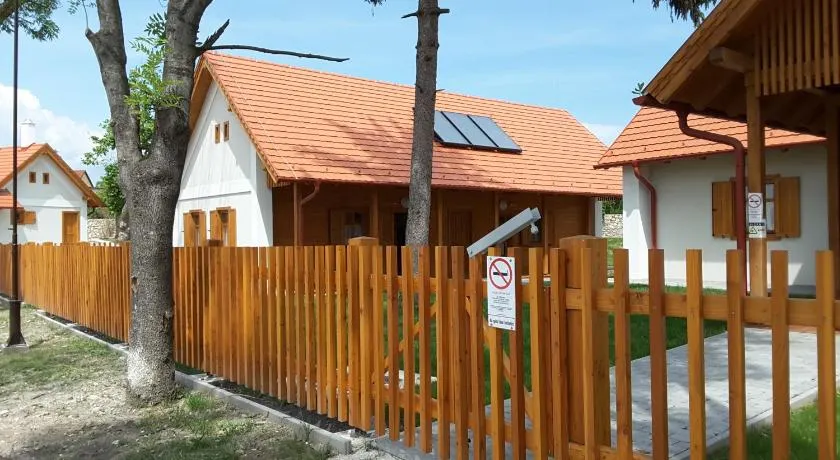 Bak Vendéglő faházak - Image 1