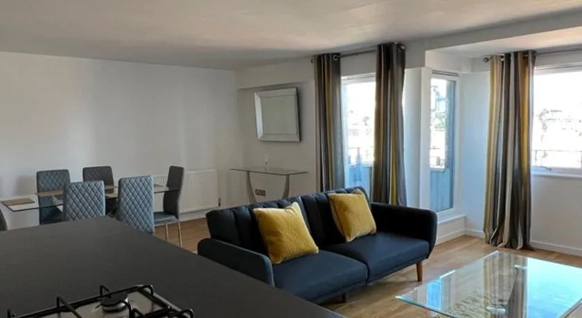 Modern & Spacious 2 bed Merchant City Apart-High St - Image 1
