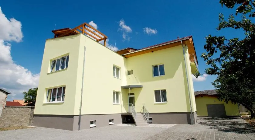 Villa Marcus - rodinný relax 200 m od Penzionu Kometa, u jezera s grilem a sdílenou kuchyní - Image 1