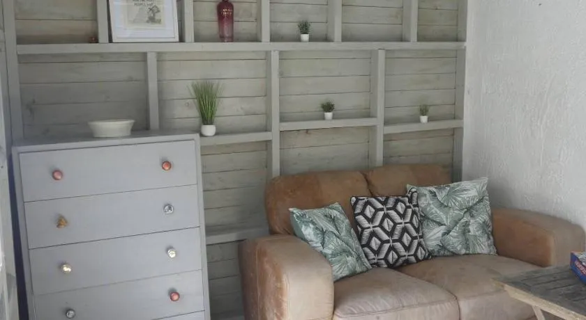 Isle 2-Bed Retreat- Sleeps 4 Garden & Games Room - Image 1