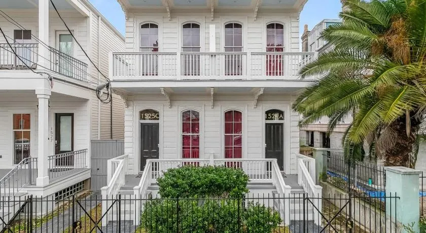 Fabulous Cottages with City Views - Image 1