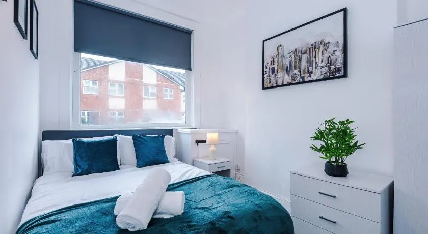 Large 4BR Stoke City Home - Sleeps 10, Near Alton Towers - Image 1