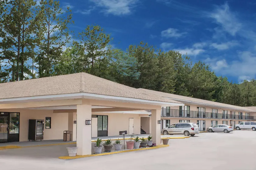 Days Inn by Wyndham Newton MS/I-20 - Image 1