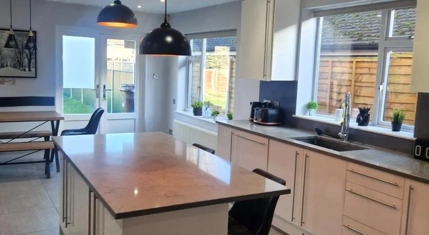 Comfortable 4 Bedroom Stay, Sleeps 7, Parking & WiFi - Image 1