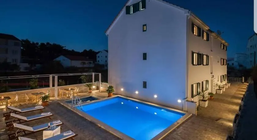 La Perla Apartments - Image 1