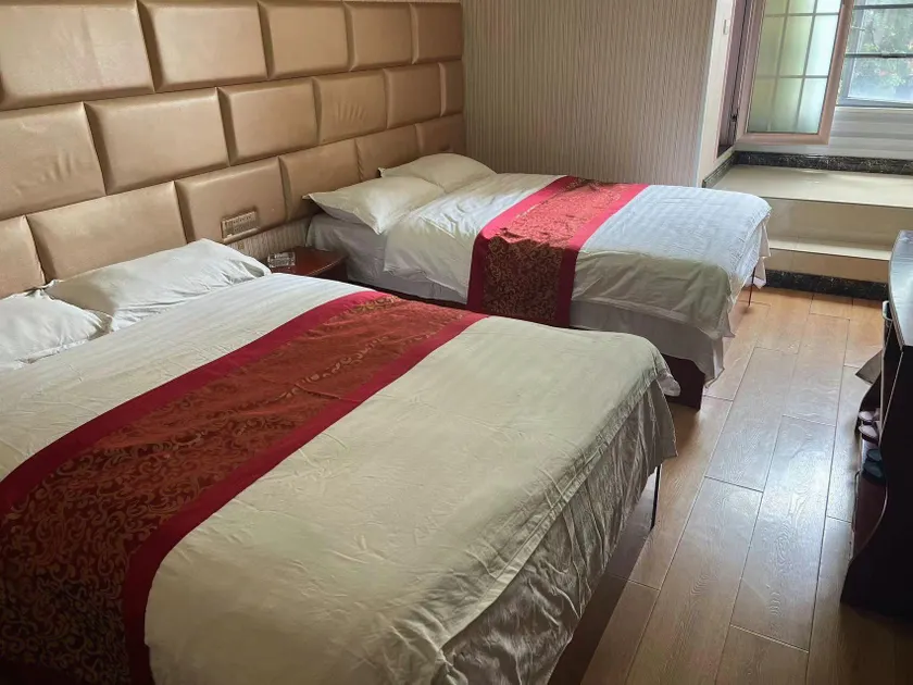 Liupanshui Huaqun Hotel - Image 1