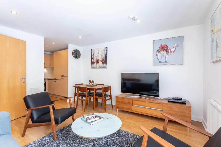 Modern 2 bed BroomPark/Central apt. with Parking - Image 1