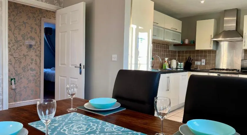 The Orchid-Central Beeston-Private Apartment-SmartTV-Free Wi-Fi-Tram-Parking - Image 1