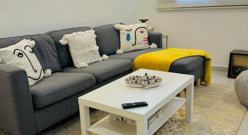 Jardin Yves Chic 2 bedrooms - AC - Parking - Image 1
